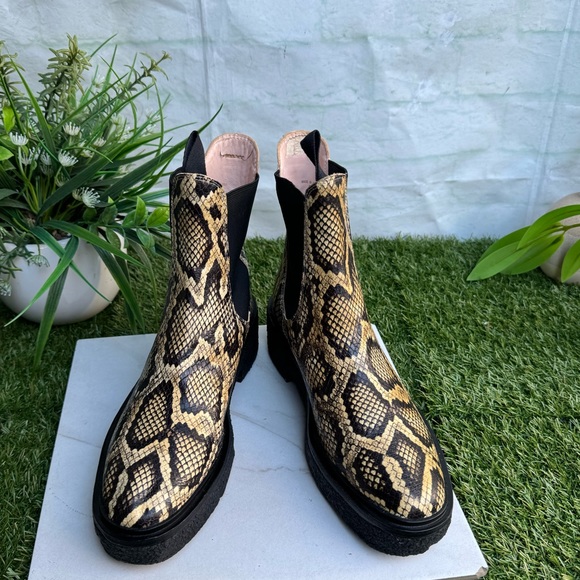 Loeffler Randall Raquel Chelsea Boots
$395.00
Color: Sahara women size 8 - Picture 9 of 14